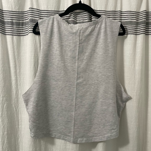 PRICE ⬇️ Cropped RUN Muscle Tank - Picture 4 of 4